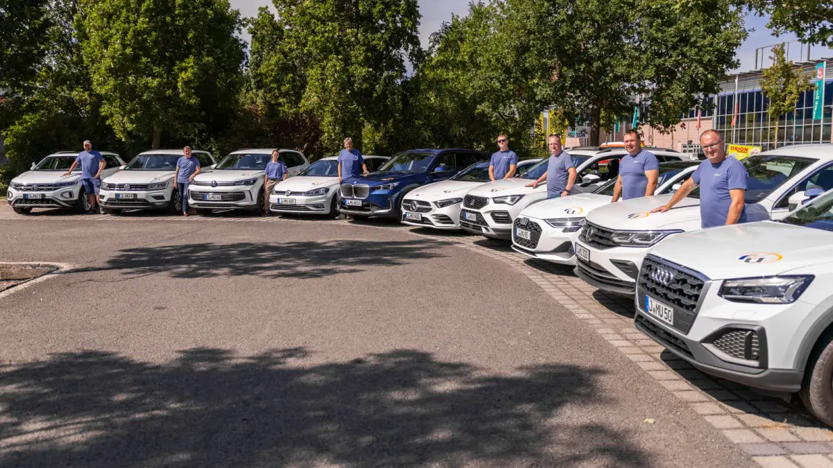 Das Team der Fahrschule Ukena mit dem Fuhrpark